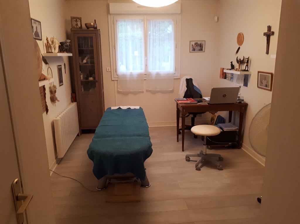 Le cabinet de Montbazon : table de soin, bureau et objets de soin