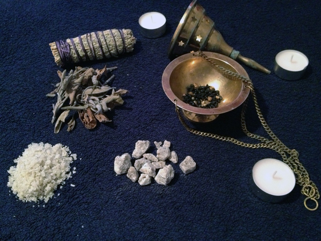 Matériel de purification : sauge, encensoir, sel, résine et bougies