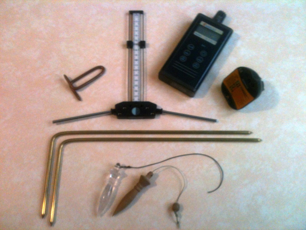 Outils du géobiologue : antennes de Lecher, baguettes, pendule et mesureur de champs